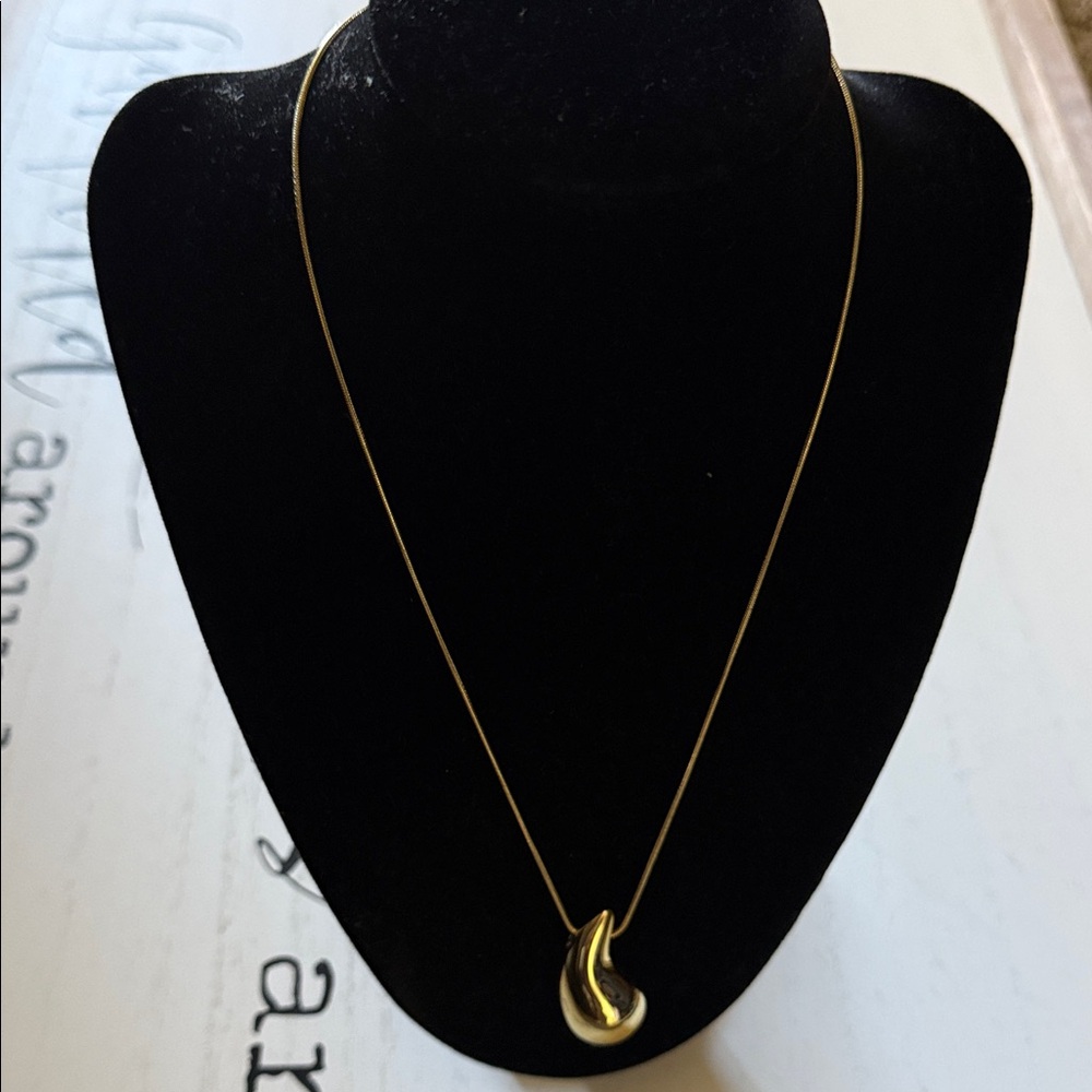 Elegant Gold Teardrop Necklace